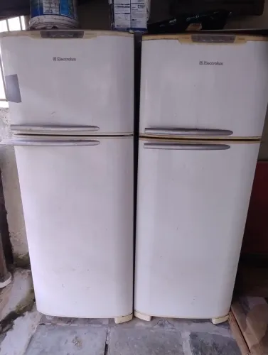 Geladeiras para conserto ou retirada de peças.