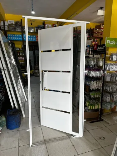 Porta de chapa pivotante com puxador de inox