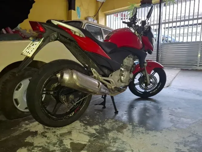 Honda CB300R linda com vela.fina e longa
