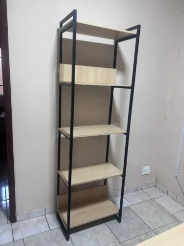 Estante com prateleira de escritório