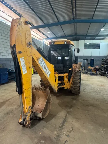 Retroescavadeira Jcb 2012
