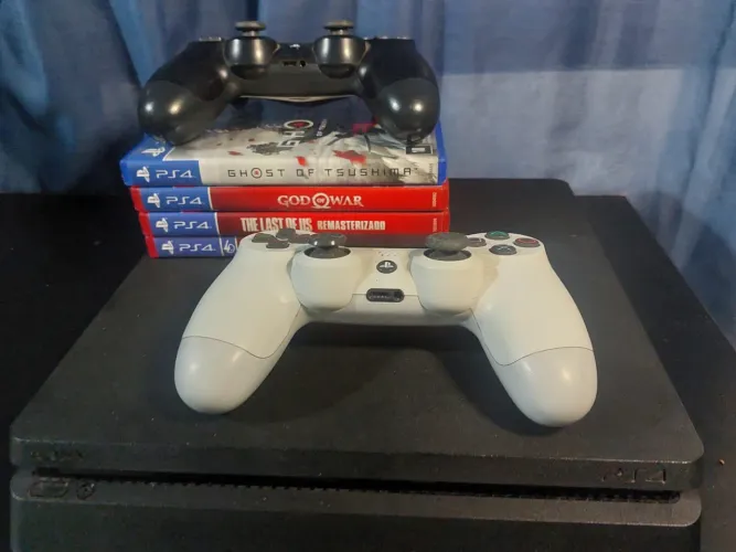 Vemdo ps4 slim com 1 controle mais 4 Jogos