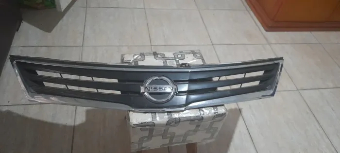 Grade frontal Nissan Tiida 