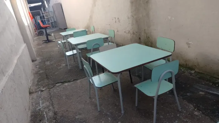 Conjunto escolar de mesa e cadeira