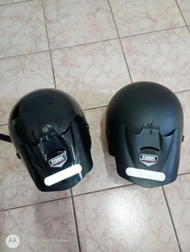 Par de capacetes abertos 