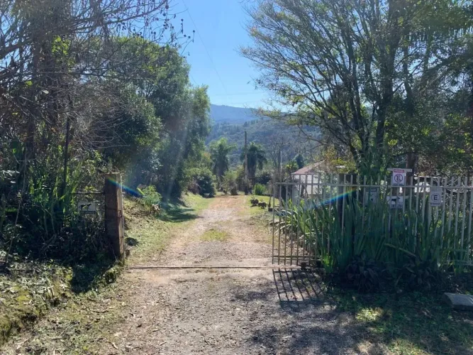 Chácara 4.600 m² com casa e pomar à venda na Estrada Itambé Campo Largo.