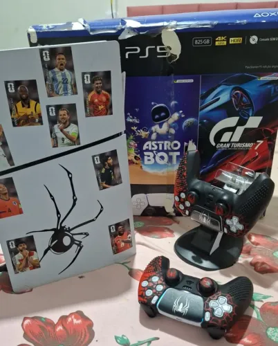 PlayStation 5 Slim completo e acessórios personalizados com o tema Spider-Man