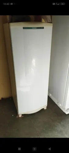 Muito conservada funciona perfeitamente gela bem.