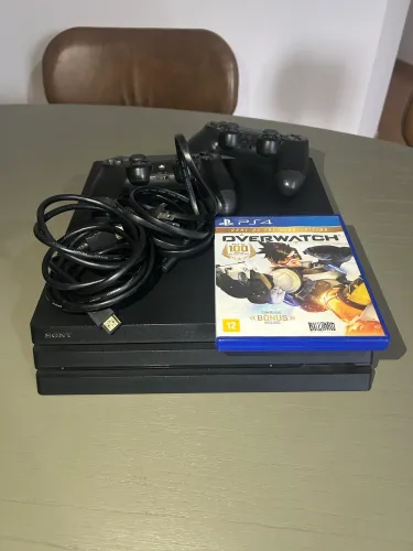 Playstation 4 Pro - 1TB + Dois controles e jogo físico