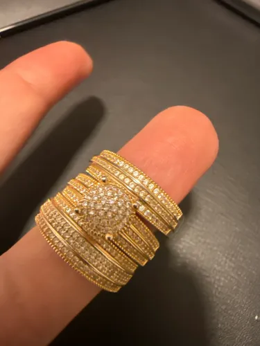 Lindo anel solitário com aparadores dourado
