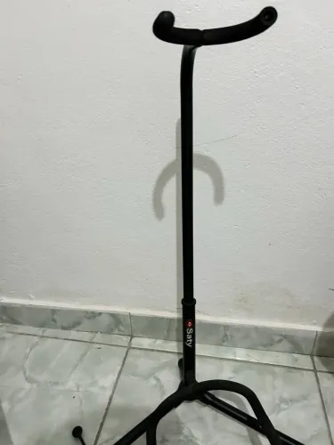 Guitarra waldman com suporte