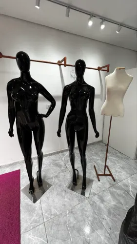 MANEQUIM FIBRA PRETO