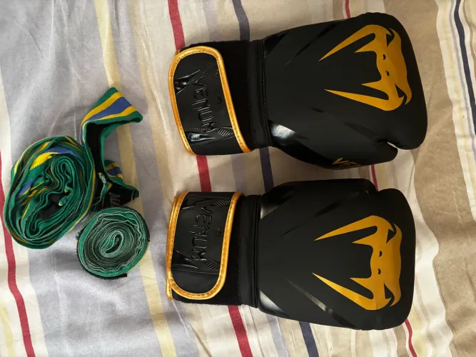 Kit Luva de Muay Thai/Boxe Venum 14oz + Bandagem Maximum 5m