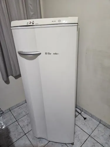 Geladeira Eletrolux 240L funcionando perfeitamente 