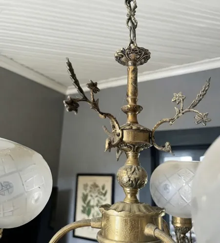 Lustre colonial com 3 cúpulas
