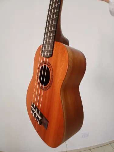 Ukulele Shelby soprano em ótimo estado.acompanha capa, afinador digital e 2 palhetas.