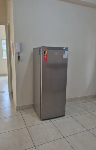 Geladeira ELECTROLUX 213L Inox (RE21S) - 127V