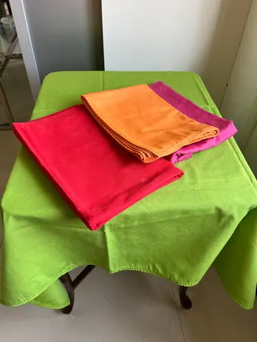04 toalhas de mesa 4 cores 130x130 cm