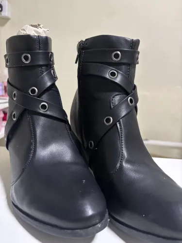 Vendo botas, tamanho 38, nunca usada 