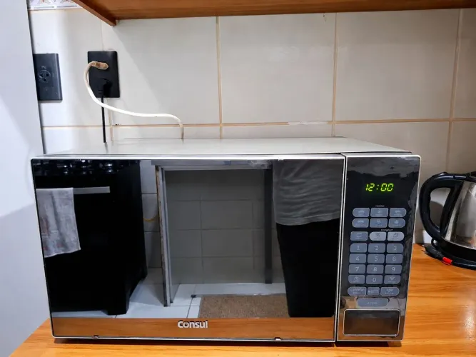 Vendo forno micro-ondas em bom estado funcionando.