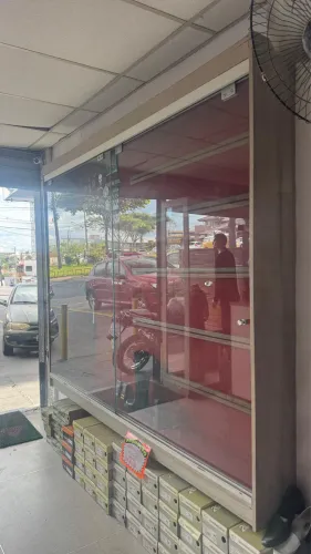 Vitrine loja com feltro 2.31 larg X 1.89 altura X 25 prof