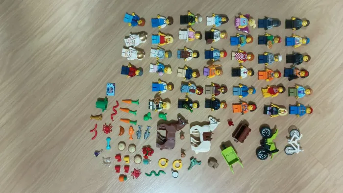 Lego lote com minifiguras variadas e acessórios diversos