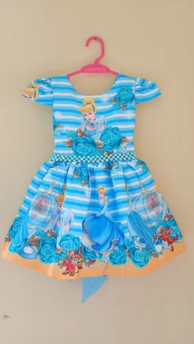 Vestido temático Cinderela $60<br>Tamanho: 1 ano <br>NOVO