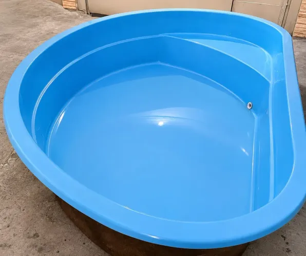 Piscina de fibra em ótimo estado de conservação