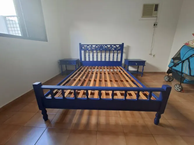 Cama de casal com 2 mesas de cabeceira