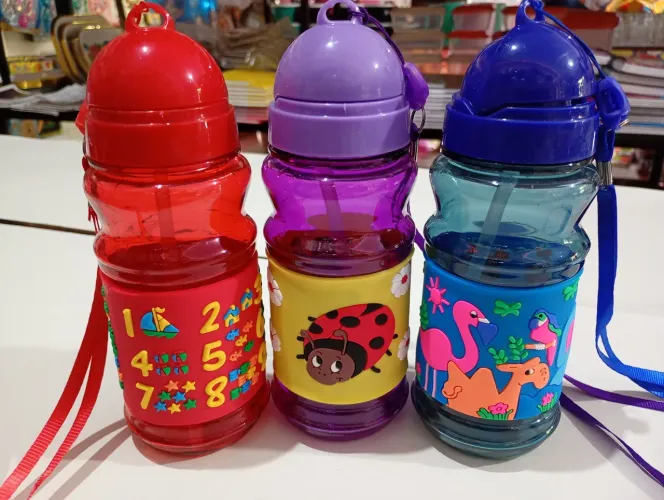 Garrafinha com canudo e alça. Fazemos entrega