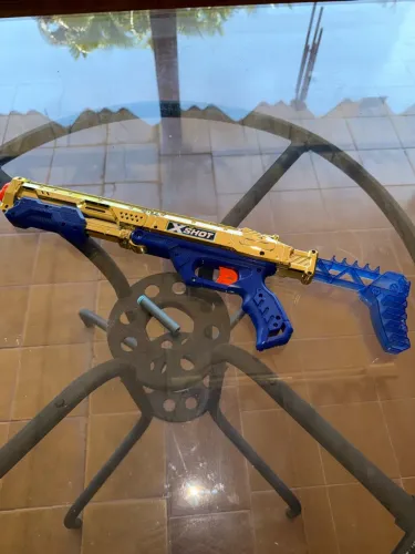 X-Shot Vigilante dourada e azul com 1 dardo