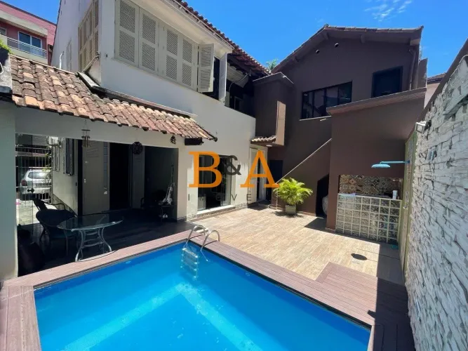 B&A Vende Casa duplex com piscina e vista para o Cristo em rua tranquila de Botafogo
