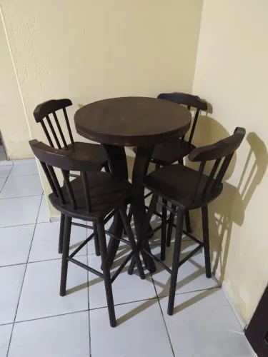 Mesa Bistrô Redonda em Madeira Pura com 4 Banquetas