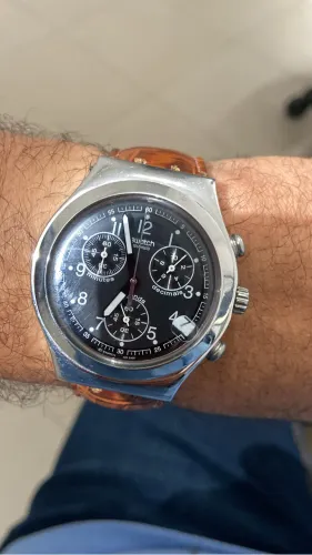 Relógio Swatch com Pulseira de Couro Legítimo