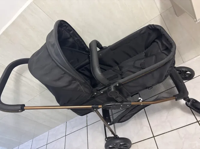 Carrinho Moisés com bebê sem marca de uso com base para carro