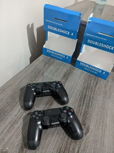 Duas manetes PS4 novas