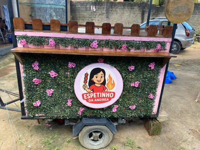 Carrinho para lanches e venda de espetinhos .