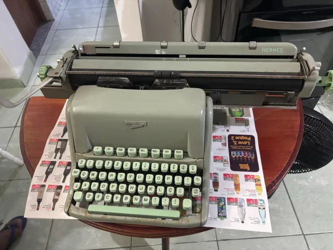 Vendo máquina de escrever da Hermes 8