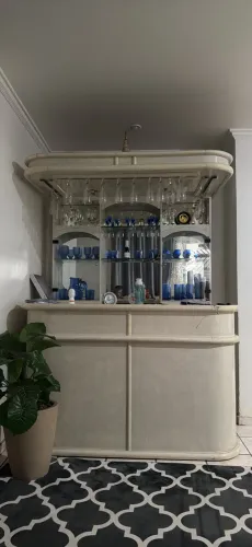 Barzinho com cristaleira