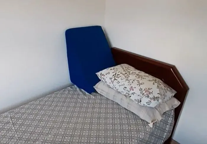 Cama de solteiro em Mogno maciço