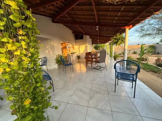 Casa com amplo terreno localizada no distrito de carrapato em Paramoti CE