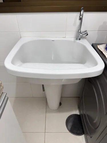 Tanque louça com torneira