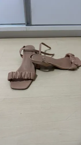 Sandália Feminina com Salto Baixo - Linda e Confortável