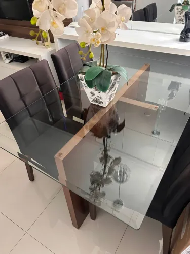 Mesa 1,40 tampo de vidro, madeira maciça - 4 cadeiras