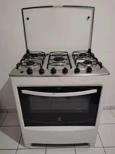Fogão (Usado) 5 Bocas Electrolux Automático 76LBU Branco Bivolt