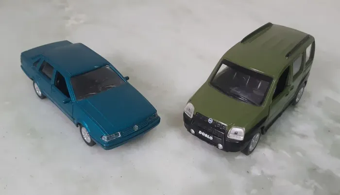 2 Miniaturas Santana cli e Fiat Doblo por 60 reais