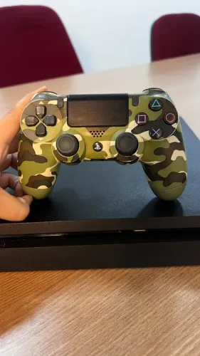 ps4 slim com uma manete