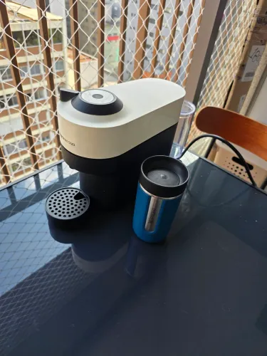 Cafeteira Nespresso Vertuo Pop - Cor Branco Coco (Seminova)