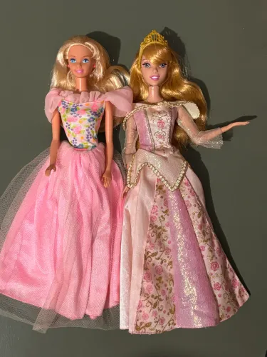 boneca Barbie e aurora LOTE