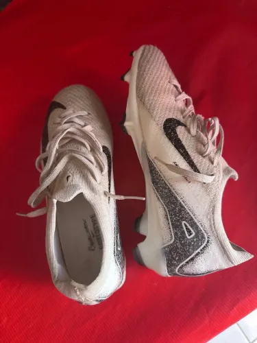 Chuteira Nike Semi Nova. N° 